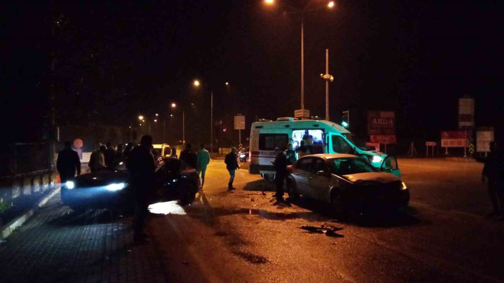 Ambulansa Yol Vermek İsteyen 2 Otomobil Çarpıştı