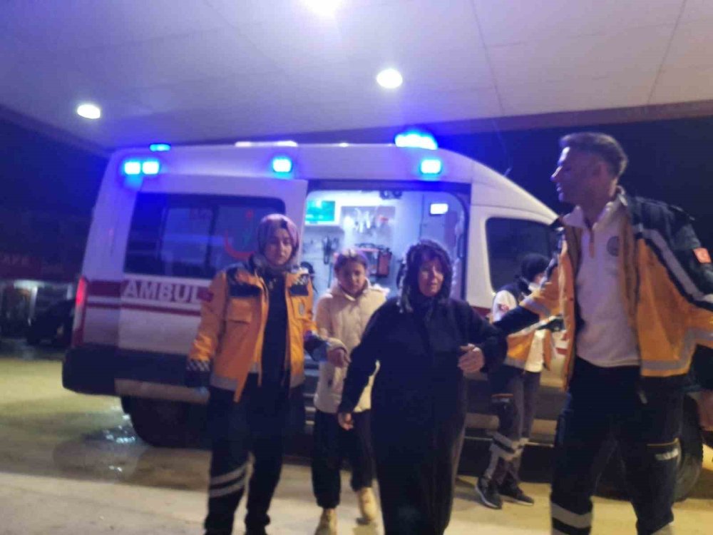 Ambulansa Yol Vermek İsteyen 2 Otomobil Çarpıştı