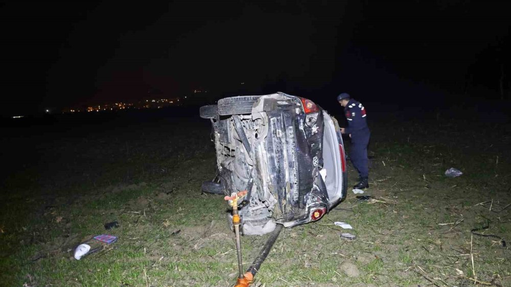 Kontrolden Çıkan Otomobil Takla Atarak Tarlaya Uçtu