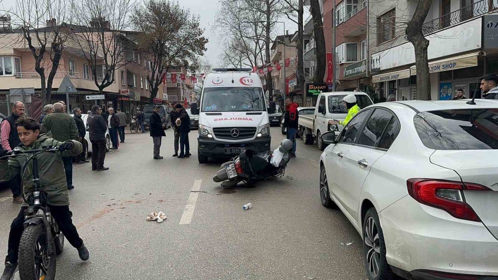 Yağış Sebebiyle Direksiyon Hakimiyetini Kaybeden Motosikletli Yere Düştü