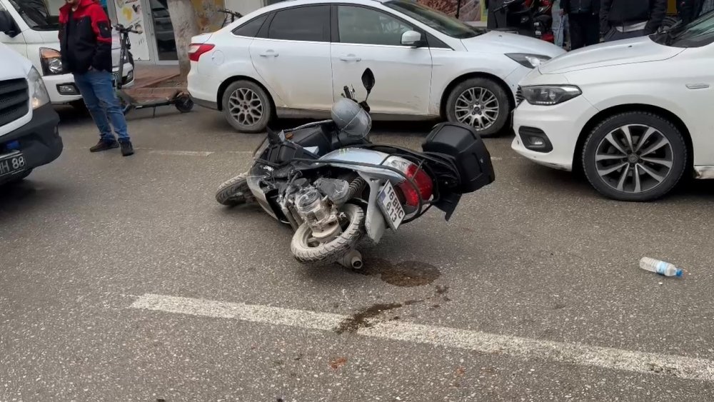 Yağış Sebebiyle Direksiyon Hakimiyetini Kaybeden Motosikletli Yere Düştü