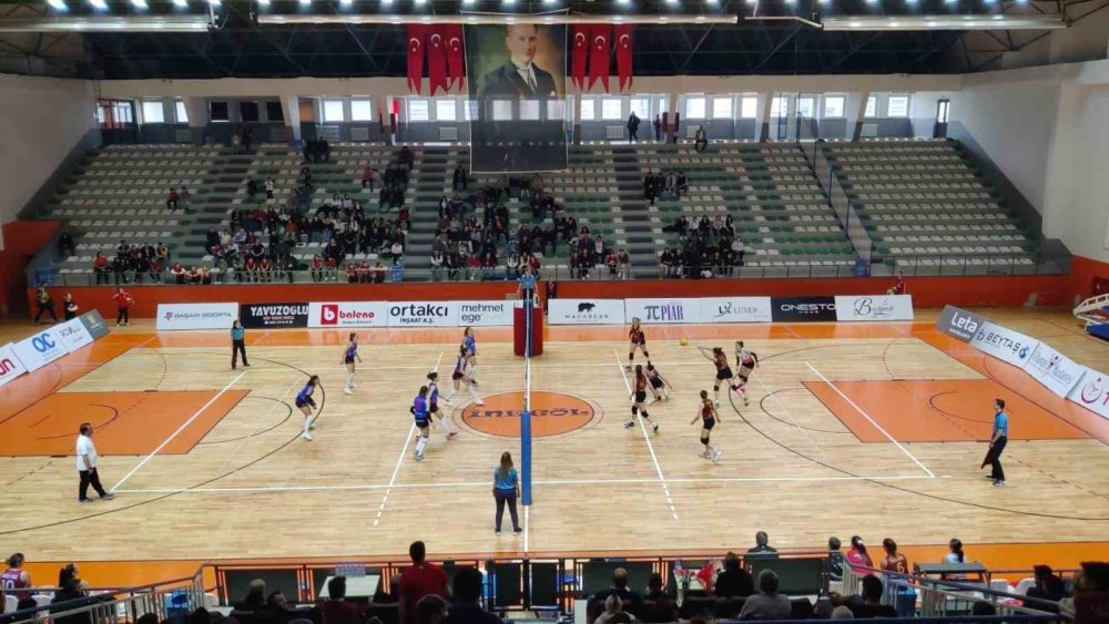 Voleybol Maçında Sürpriz Evlenme Teklifi