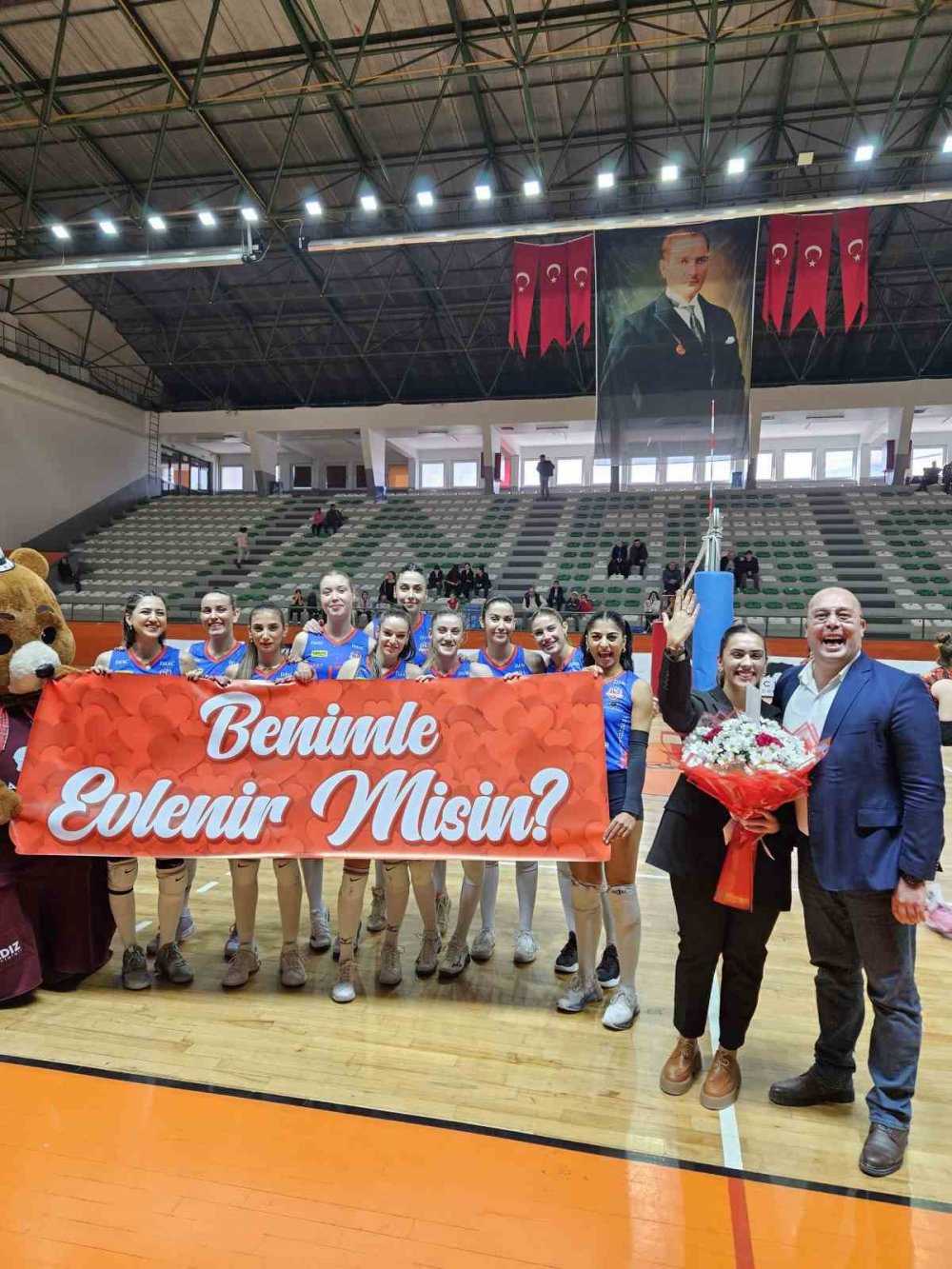 Voleybol Maçında Sürpriz Evlenme Teklifi