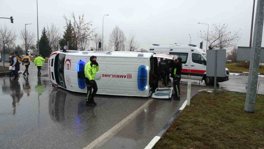 Ambulansla Otomobil Çarpıştı: 1 Kişi Yaralandı