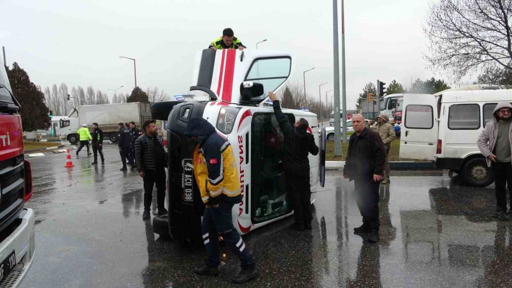 Ambulansla Otomobil Çarpıştı: 1 Kişi Yaralandı