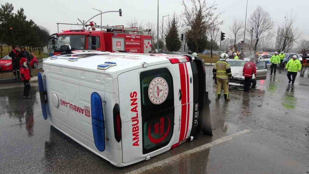 Ambulansla Otomobil Çarpıştı: 1 Kişi Yaralandı