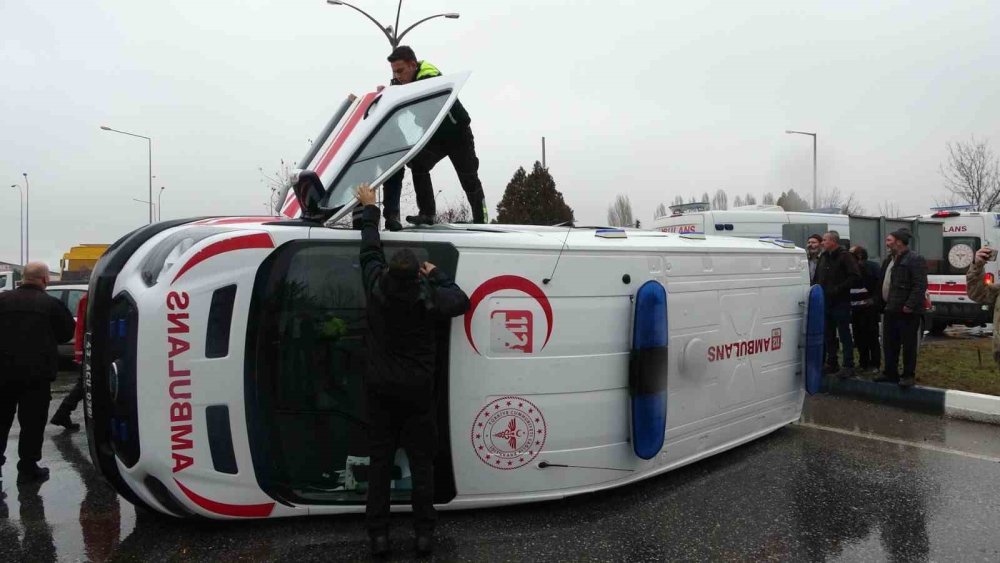 Ambulansla Otomobil Çarpıştı: 1 Kişi Yaralandı