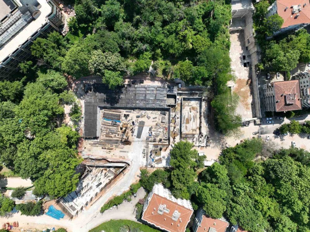 Doksan Senelik Havuzlu Park’ta İnşaat Durdu, Muhtar İsyan Etti