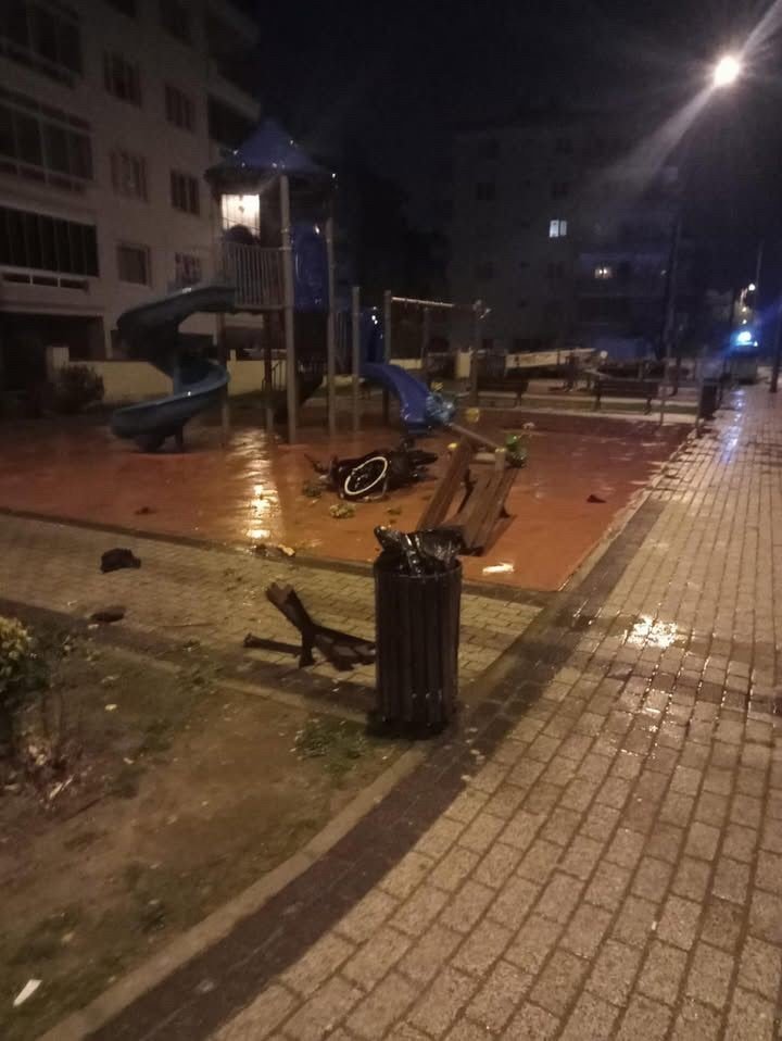 Çocuk Parkına Dalan Motosikletli Hayatını Kaybetti