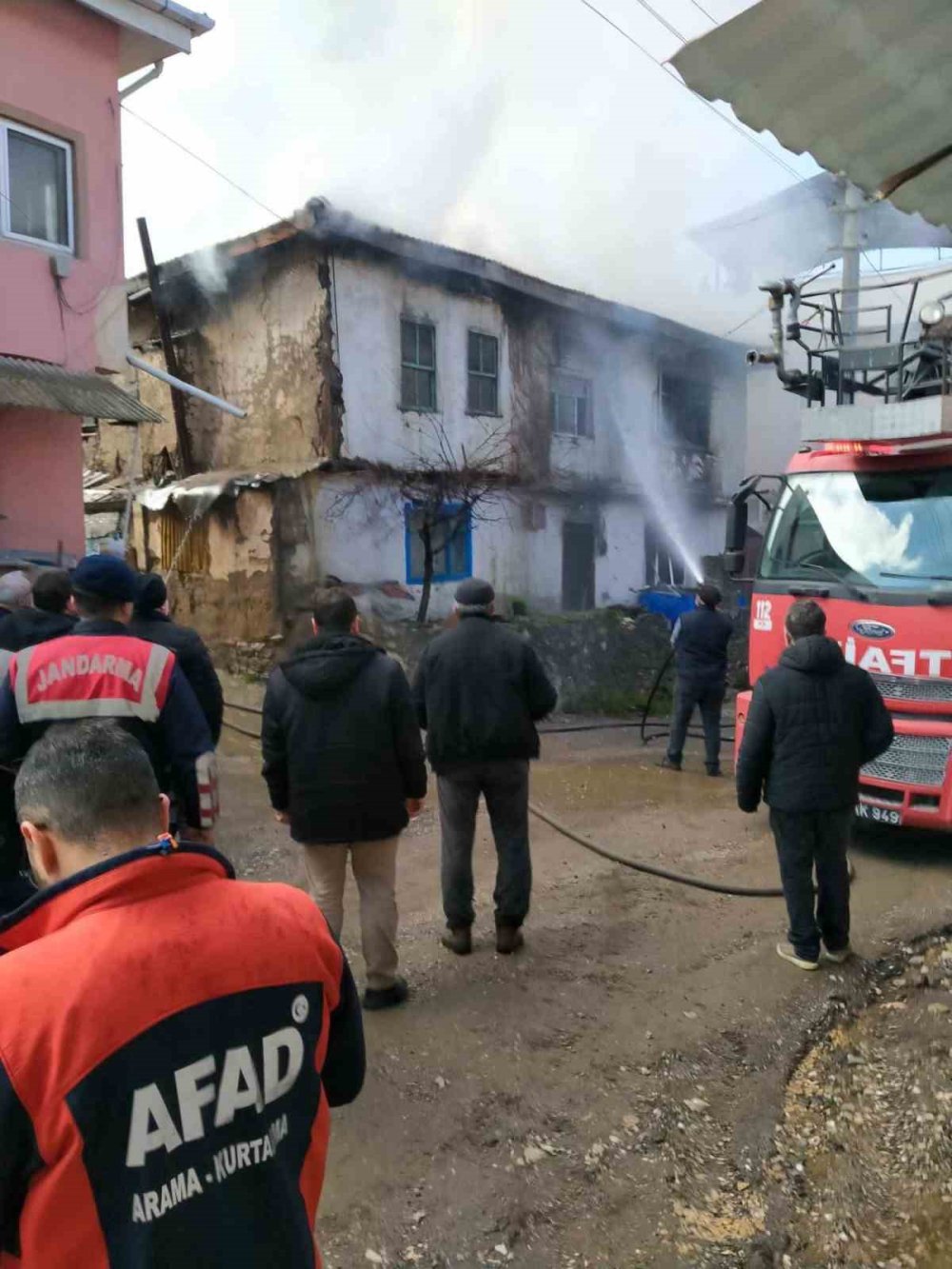 Ahşap ev cayır cayır yandı!