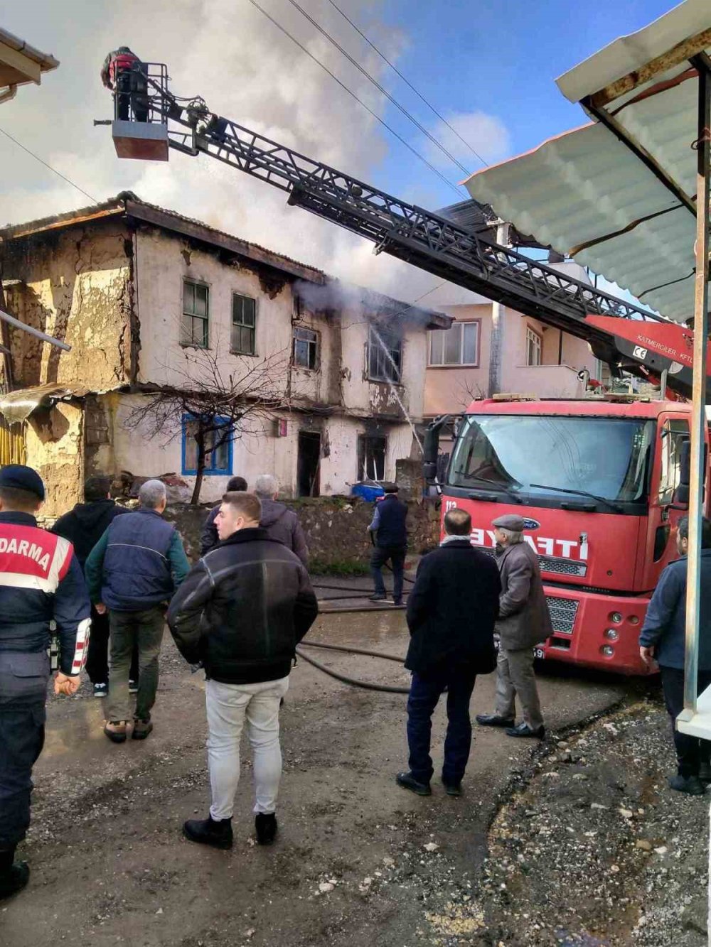 Ahşap ev cayır cayır yandı!