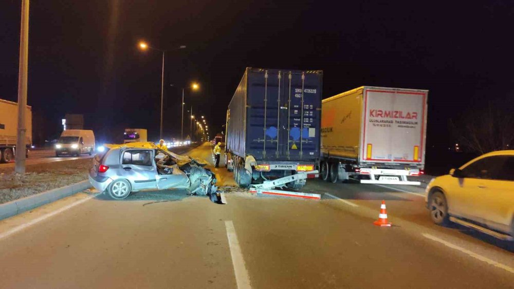 Yol Ortasında Arızalanan Tıra Arkadan Otomobil Çarptı, 1 Kişi Yaralandı