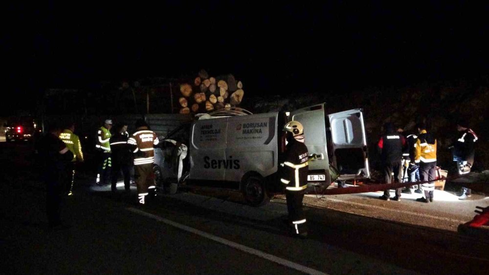 Kamyonet İle Tomruk Yüklü Tır Çarpıştı: 1 Ölü, 1 Yaralı