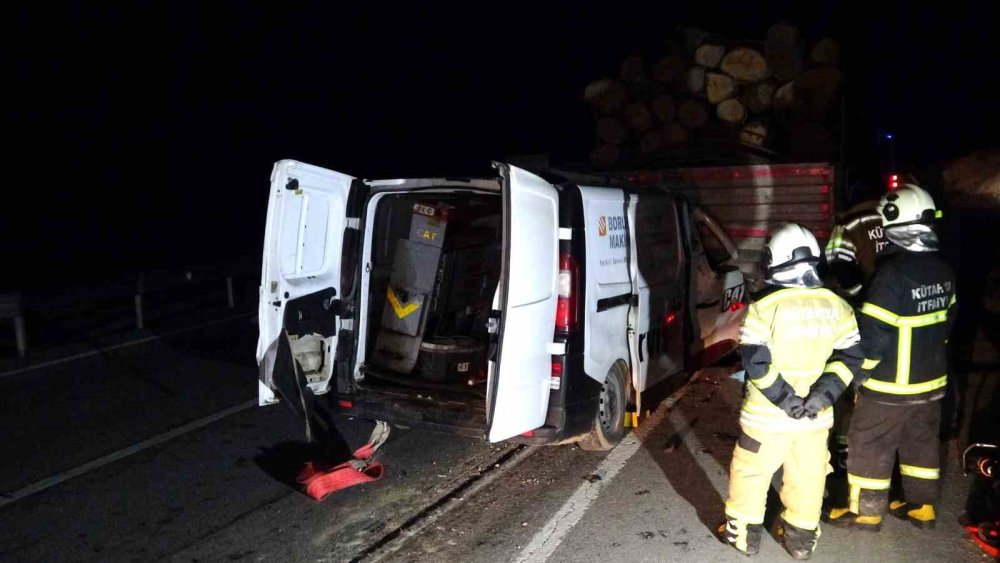 Kamyonet İle Tomruk Yüklü Tır Çarpıştı: 1 Ölü, 1 Yaralı