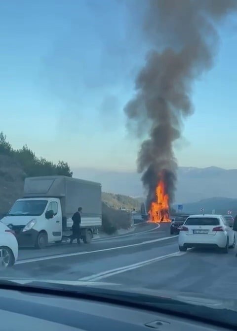 Seyir Halindeki Tır Alev Alev Yandı