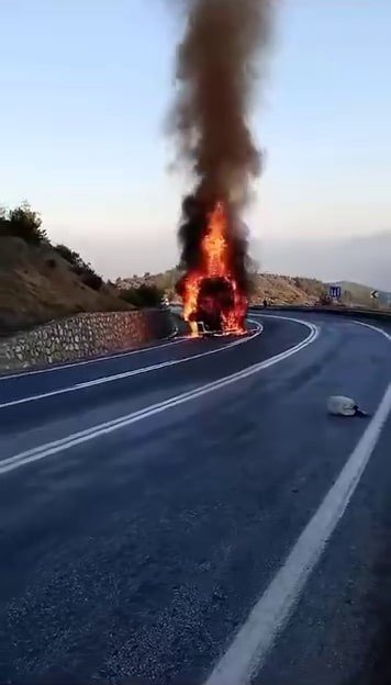 Seyir Halindeki Tır Alev Alev Yandı