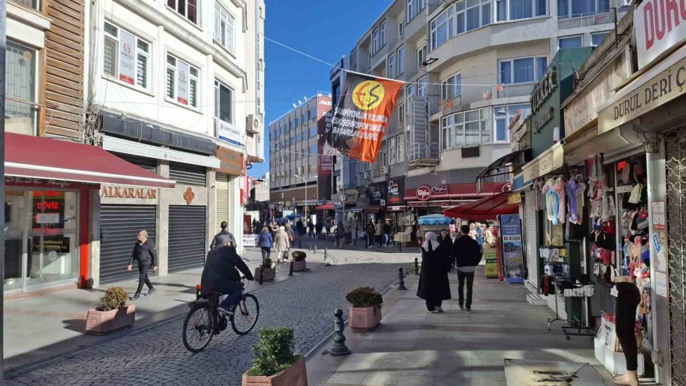 Vatandaşlar Kent Merkezinde Yoğunluk Oluşturdu