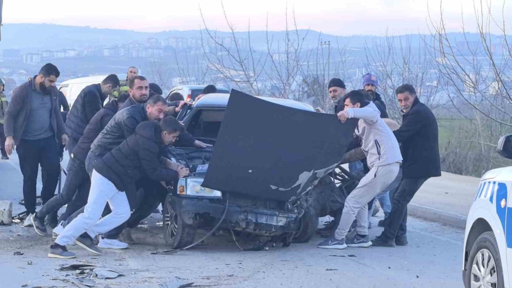 Kamyon İle Otomobil Kafa Kafaya Çarpıştı