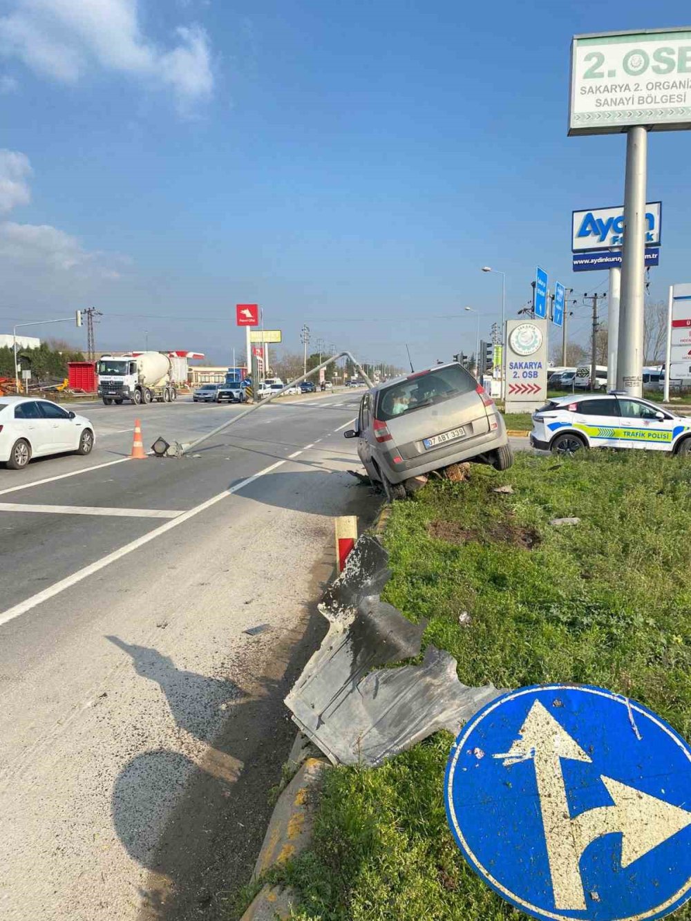 Kontrolden Çıkan Araç Sinyalizasyon Direğine Çarptı: 2 Yaralı