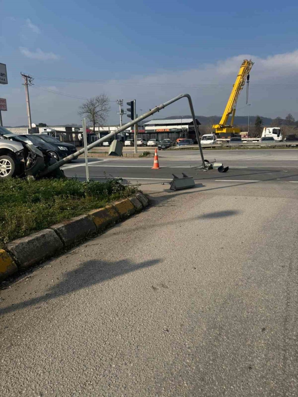 Kontrolden Çıkan Araç Sinyalizasyon Direğine Çarptı: 2 Yaralı