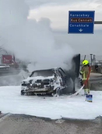 Bariyerlere Çarpan Araç Alevlere Teslim Oldu