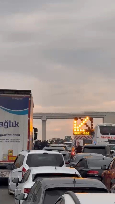 Tanker Devrildi, Otoban Trafiğe Kapandı