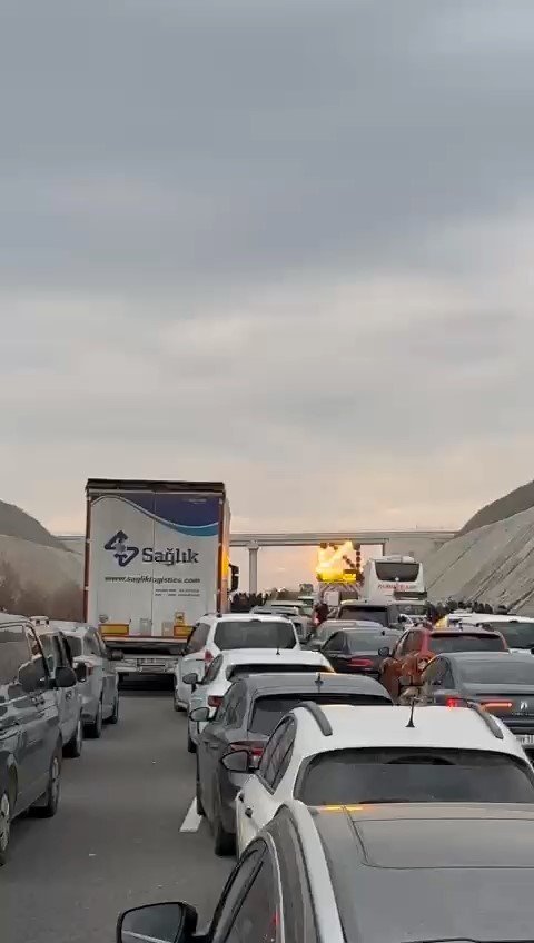 Tanker Devrildi, Otoban Trafiğe Kapandı