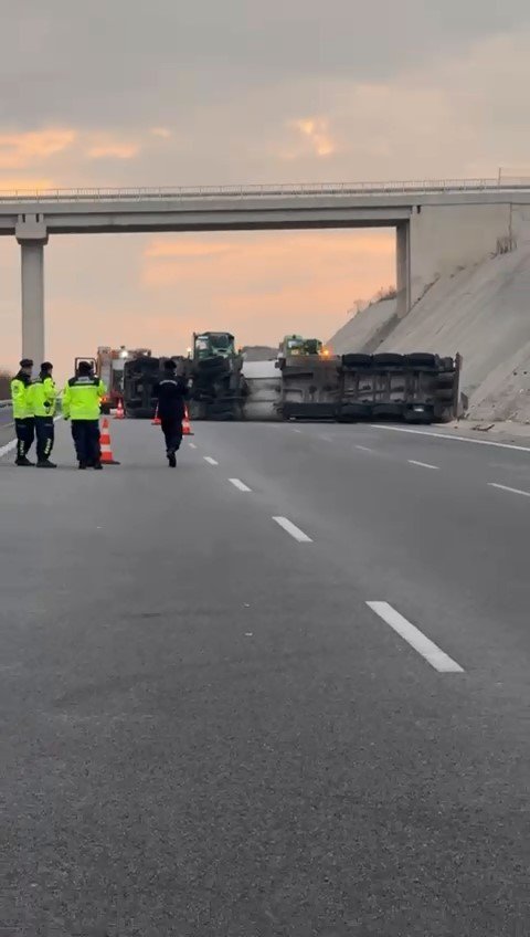 Tanker Devrildi, Otoban Trafiğe Kapandı