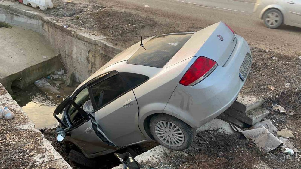 Kayganlaşan Yoldan Çıkan Araç Kanala Uçtu