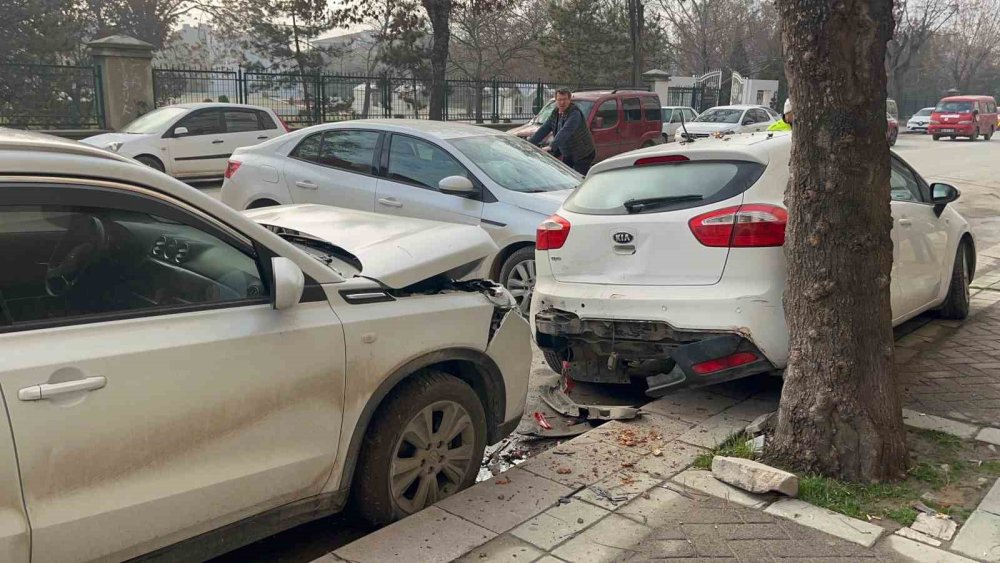 Kontrolden Çıkan Araç, Park Halindeki 2 Otomobile Çarptı