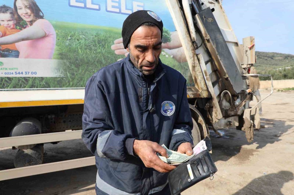 Çöpte Bulduğu Para Dolu Cüzdanı Sahibine Teslim Etti