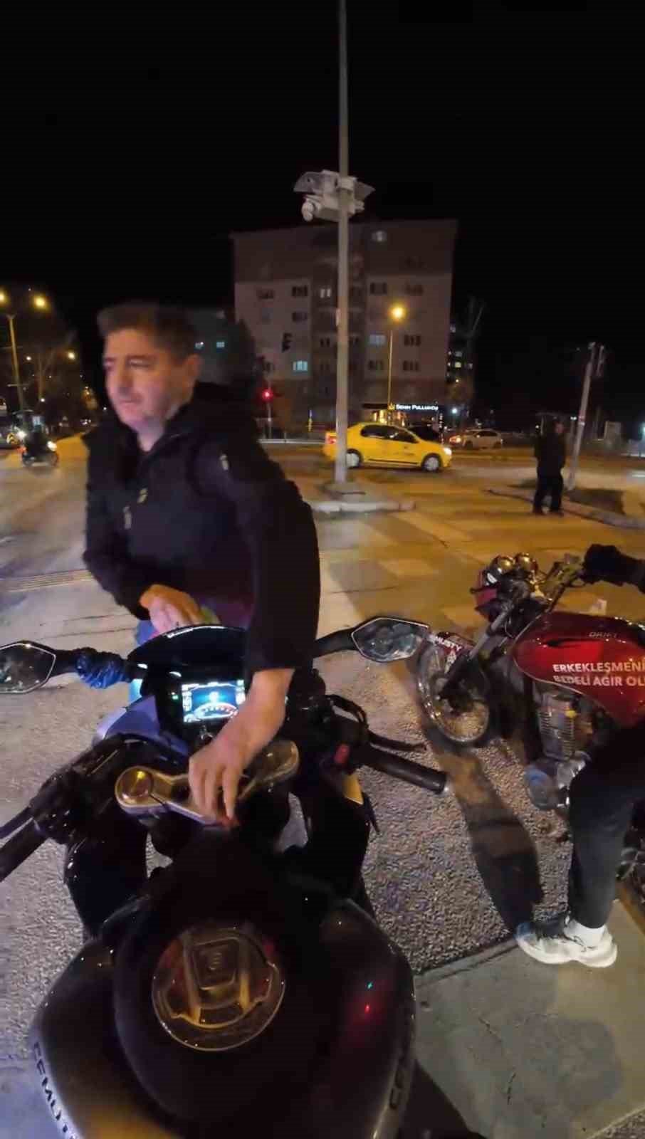 Polisin Trafiği Tehlikeye Atan Motosikletlileri İlginç Yakalama Yöntemi Kamerada