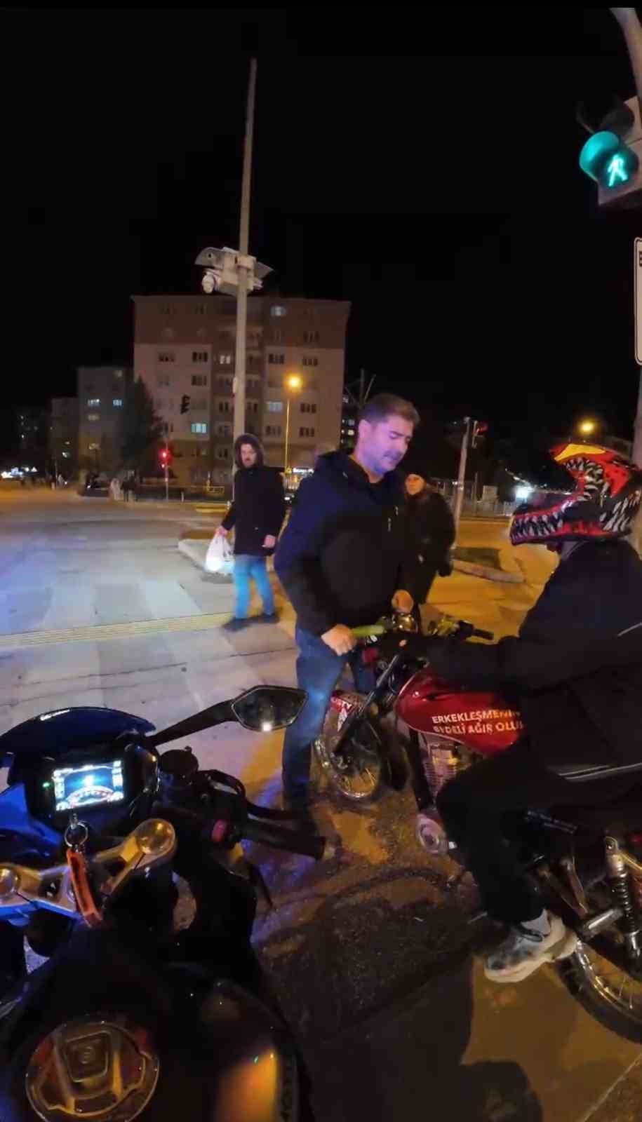 Polisin Trafiği Tehlikeye Atan Motosikletlileri İlginç Yakalama Yöntemi Kamerada