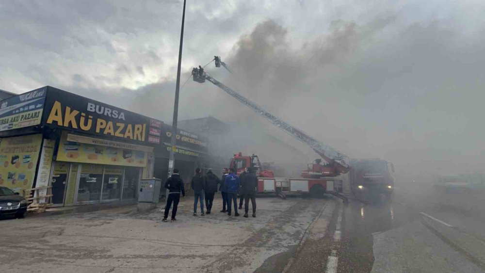 2 İş Yerini Küle Çeviren Yangın Kontrol Altına Alındı