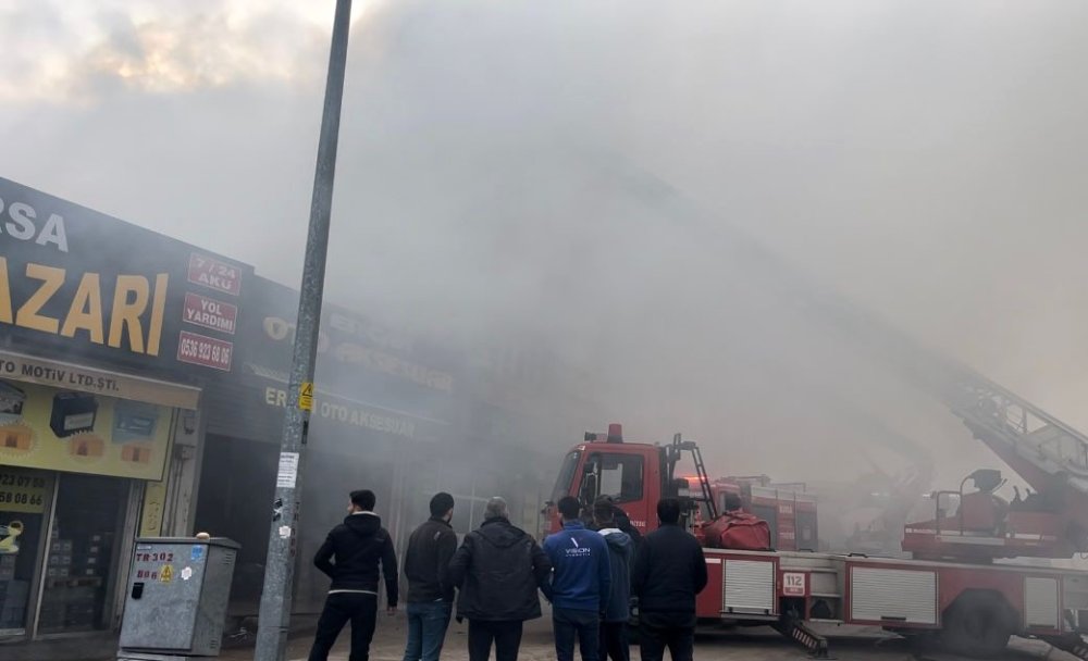 Oto Aksesuar Dükkanında Çıkan Yangın Başka Bir İş Yerine Sıçradı