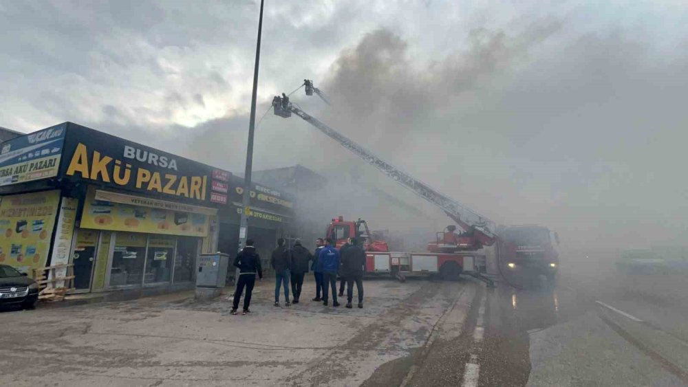 Oto Aksesuar Dükkanında Çıkan Yangın Başka Bir İş Yerine Sıçradı