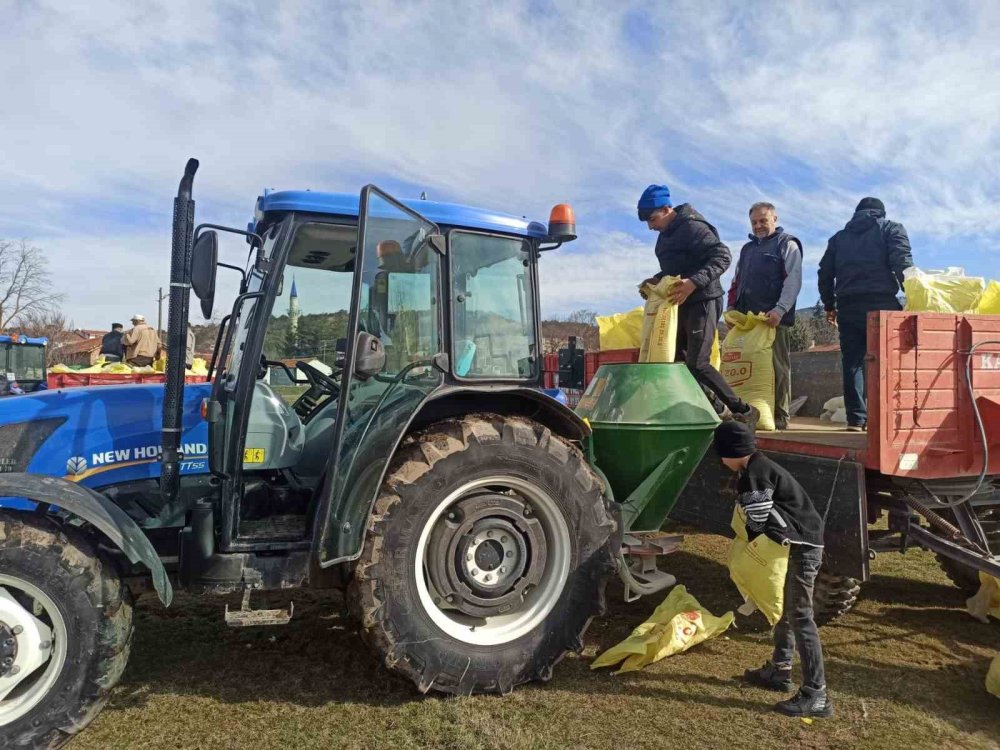 8 Köyde Yaklaşık 5 Bin 500 Dekar Mera Alanı Gübrelendi