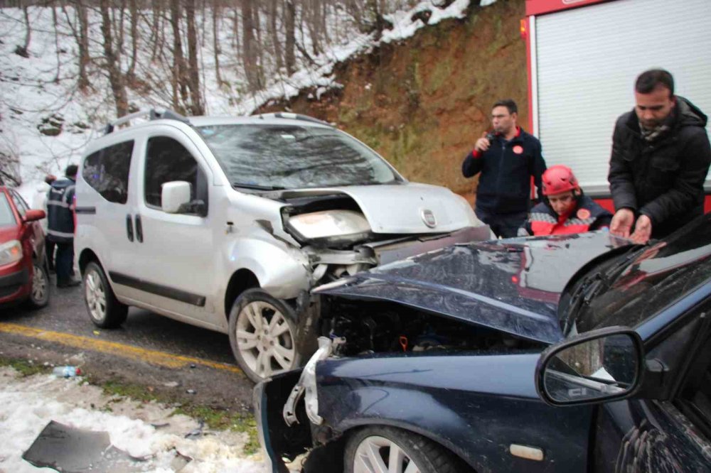 Alkollü Otomobil Sürücüsü, Kızak Şenliğine Giden Ailenin Bulunduğu Araca Çarptı