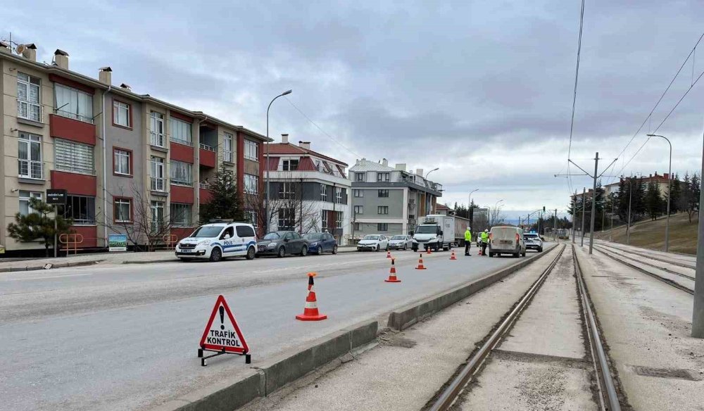 Polis Ekiplerince 102 Araç Sürücüsüne Cezai İşlem Yapıldı