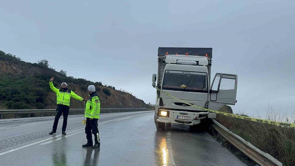 Uçurumdan Uçtuğunu Zanneden Sürücü Araçtan Atladı