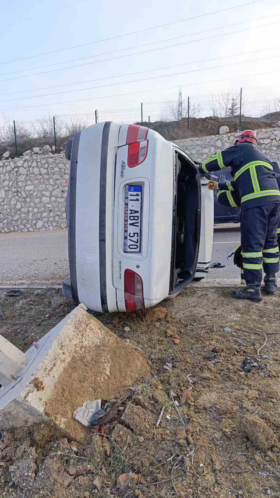 Kontrolden Çıkan Otomobil Devrildi, 2 Kişi Yaralandı