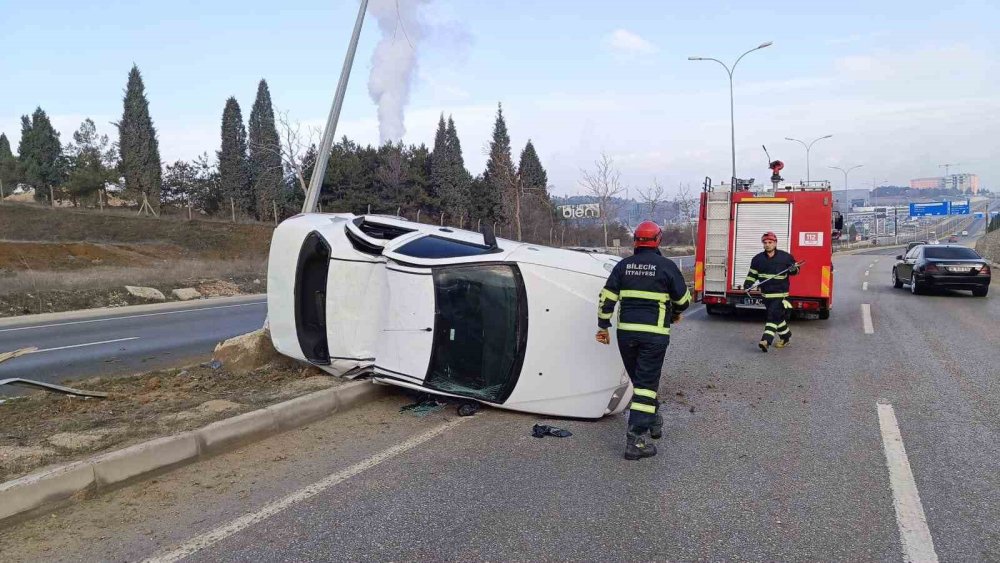 Kontrolden Çıkan Otomobil Devrildi, 2 Kişi Yaralandı