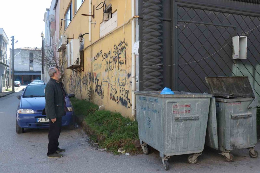 Yerlere Çöp Atanlara Kızdı, Sokaktaki Direklere Ve Duvarlara Bakın Ne Yazdı