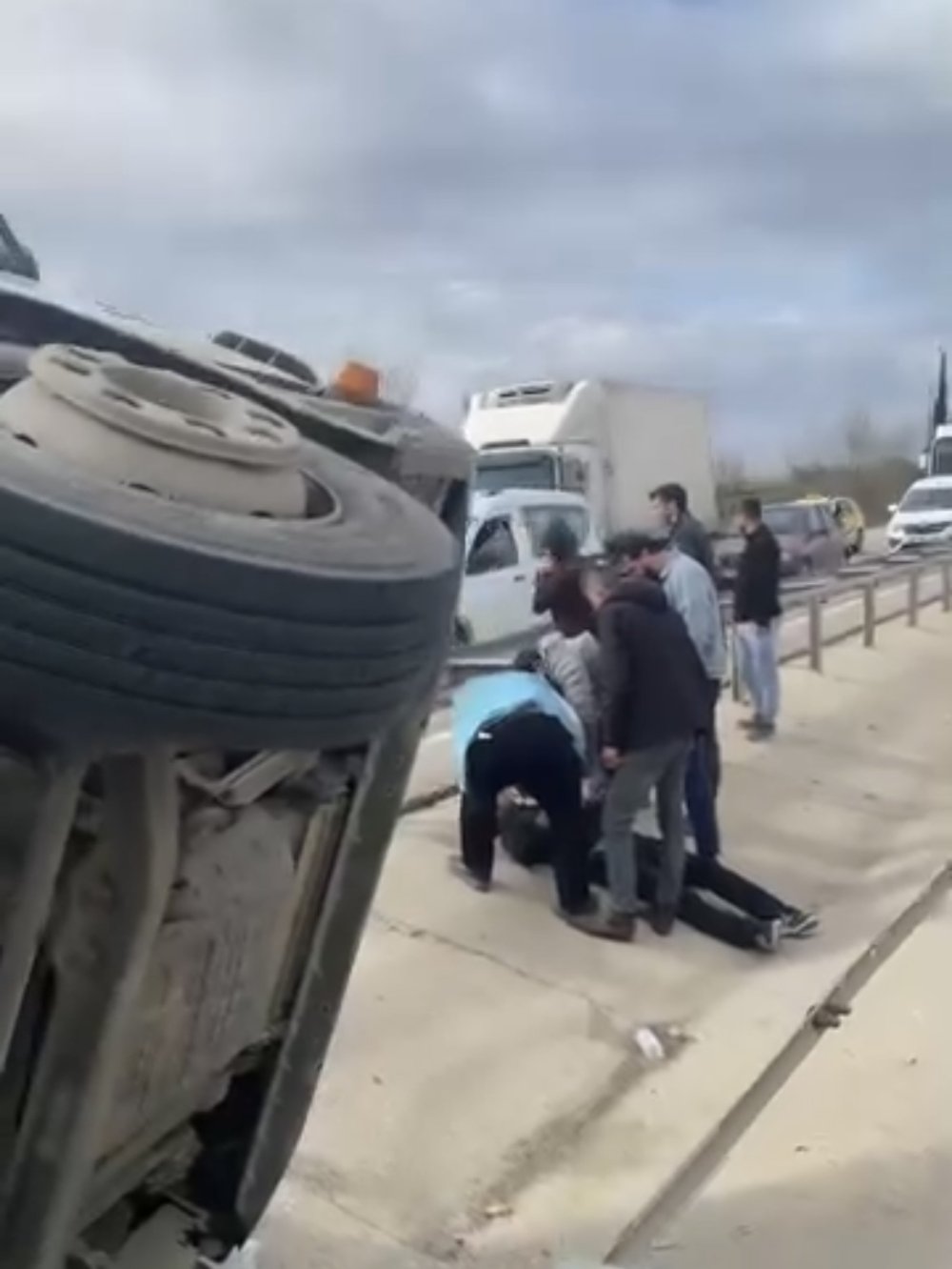 Kamyon Devrildi, Sürücü Yaralandı