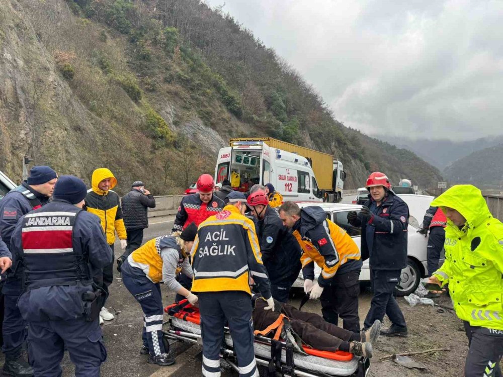 D-650’de Otomobil Bariyerlere Çarptı: Yaşlı Çifti Kaza Ayırdı