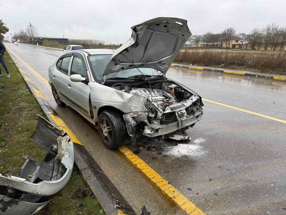 Kontrolden Çıkan Otomobil Refüje Çarptı, Motor Kısmı Yandı