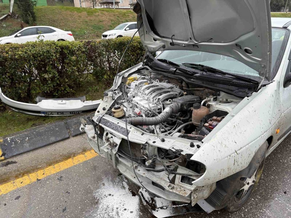 Kontrolden Çıkan Otomobil Refüje Çarptı, Motor Kısmı Yandı