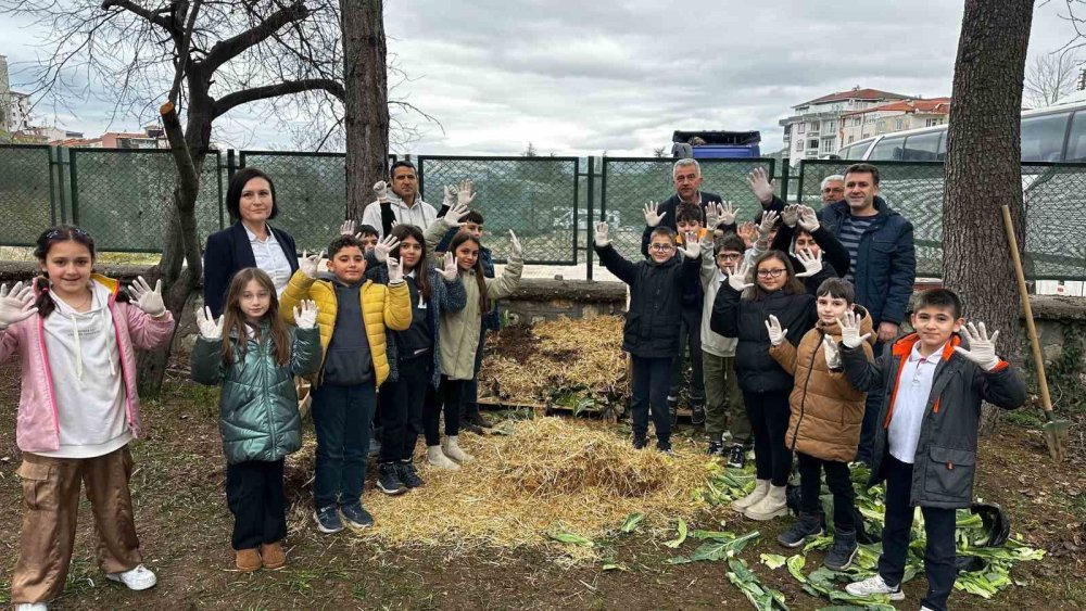 Öğrencilere Kompost Ve Gübre Yapımını Öğretti