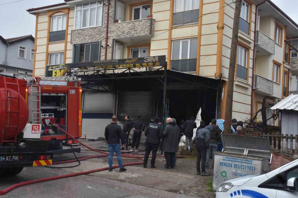 Oto Yıkamacıda Çıkan Yangında Dükkan Kullanılamaz Hale Geldi