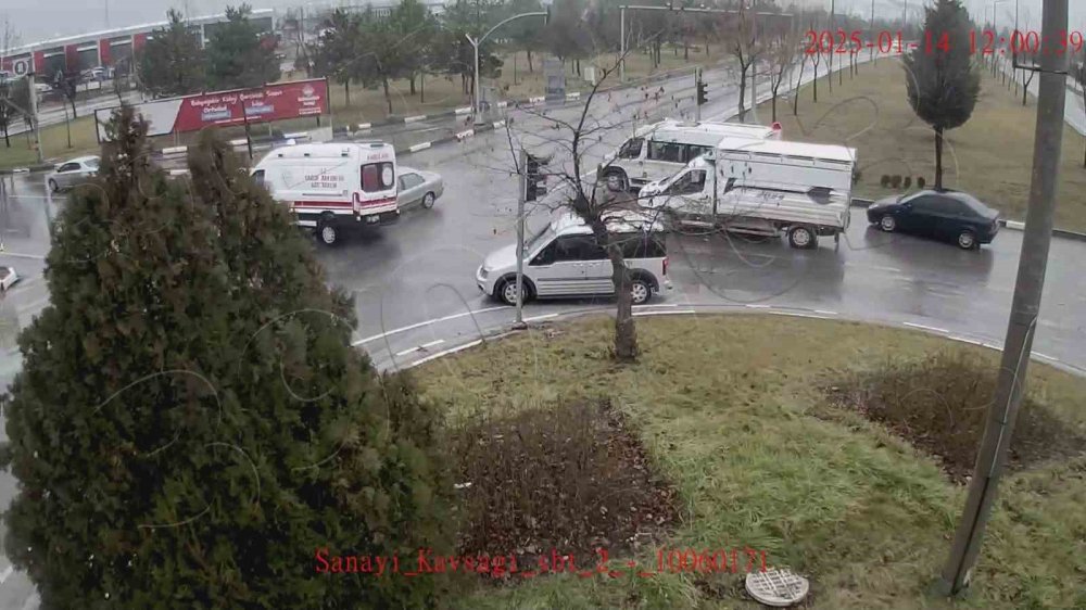 Ambulansın Devrildiği Kaza Güvenlik Kamerasında